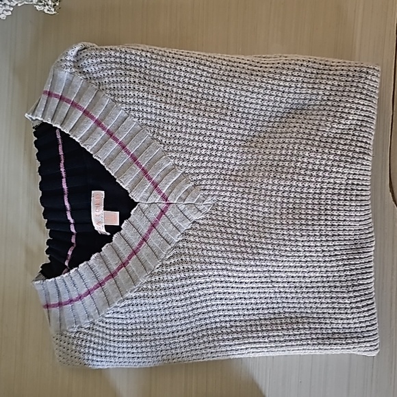 Luxe V neck light sweater - Picture 1 of 5